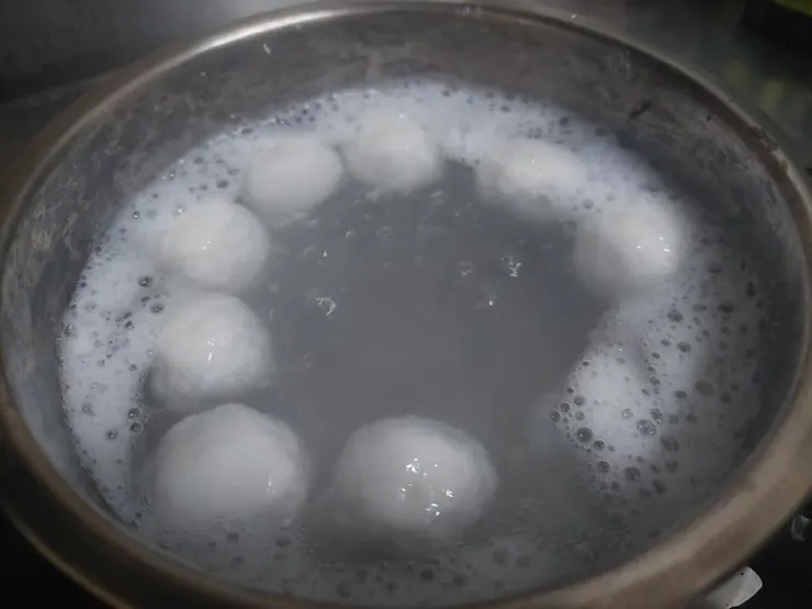 浮(phû)圓仔 因為湯圓 下水煮熟了之後會浮起來,用「浮圓仔」比「煮圓仔」 要來得生動許多。