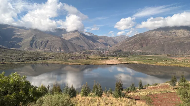 在巴士上看到好漂亮的湖（Laguna de Huacarpay）