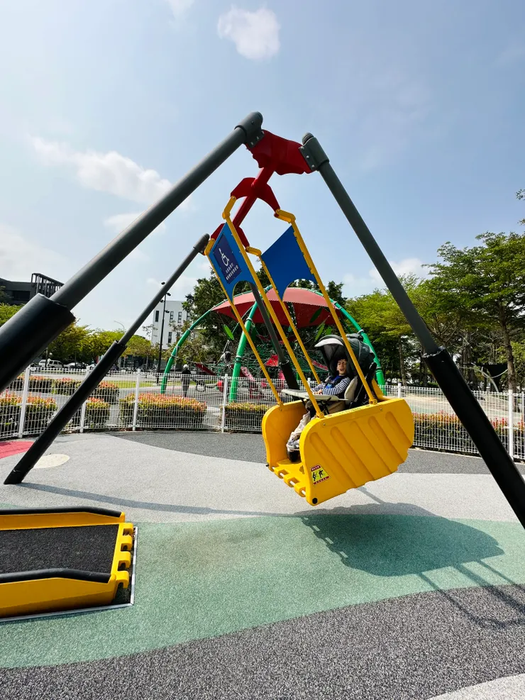 這樣的設施如果不當使用損壞了，需要的族群就玩不了了，藉由子祐讓更多人認識共融設施發揮公德心。