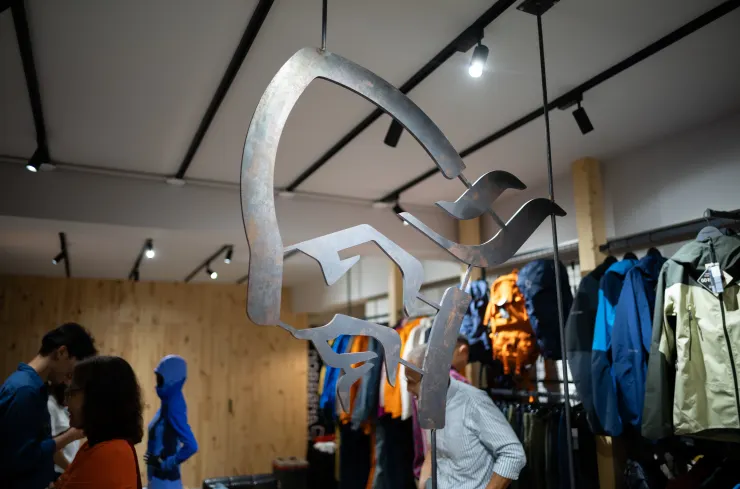 店裡大大的鏤空LOGO超好看！歡應舊雨新知蒞臨指教！