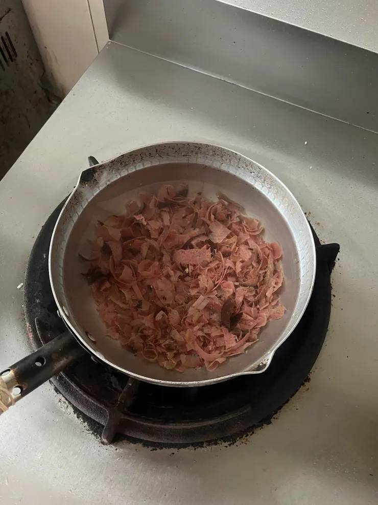 煮滾後熄火再放入柴魚片，不要用滾水的氣泡擾動柴魚。