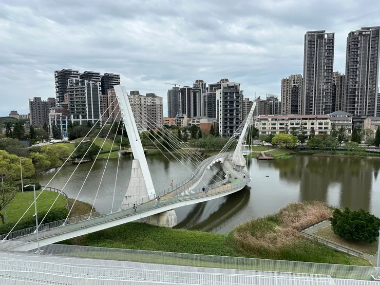 美術館旁的湖畔景色