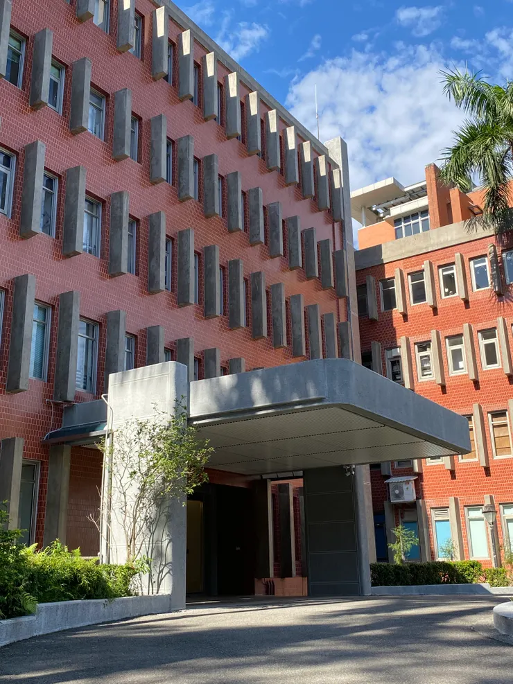 圓弧造型的雨庇，線條十分優美