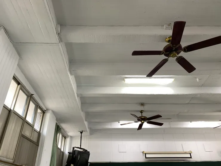 屋頂上的細線條是模板拆模後，未粉光的原始痕跡。