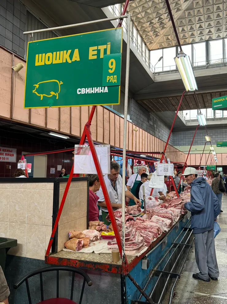 雖然哈薩克大多信伊斯蘭教，但還是有賣豬肉，不過攤位數跟馬羊肉比，比較少