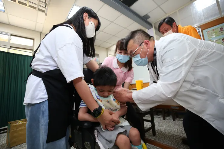▲施勝桓醫師免費為十方兒童施打高端腸病毒71型疫苗 。（圖／業者提供）