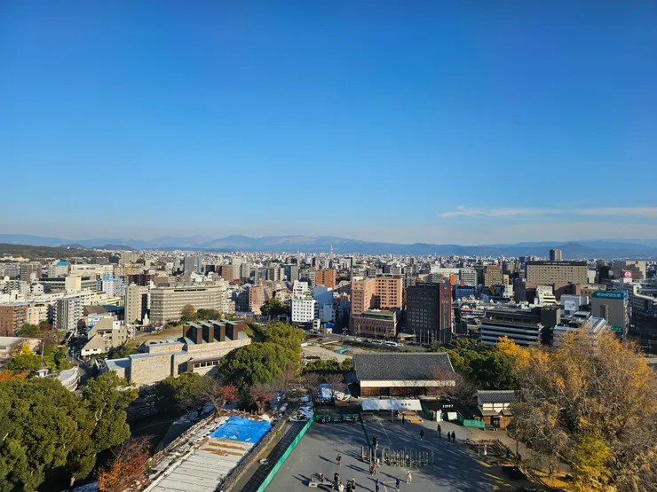現代的我們從天守閣往下看，是高樓林立的熊本市區，不知400年前的城主往下望是如何呢？