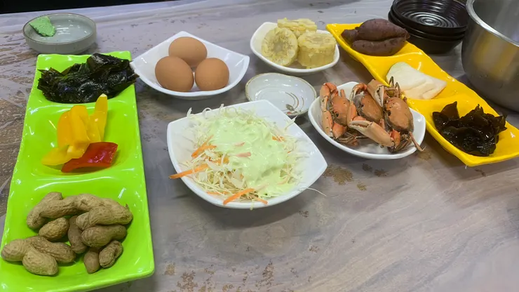 才剛開吃，桌上就已經被放滿。