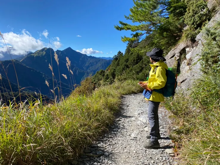 爬奇萊南華時，收起登山杖