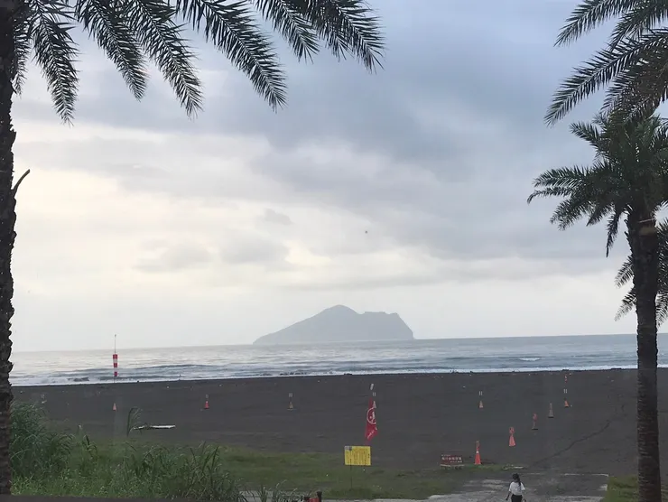 四點多的景色，天空微亮，海面有一點點的霞光，遊客不多