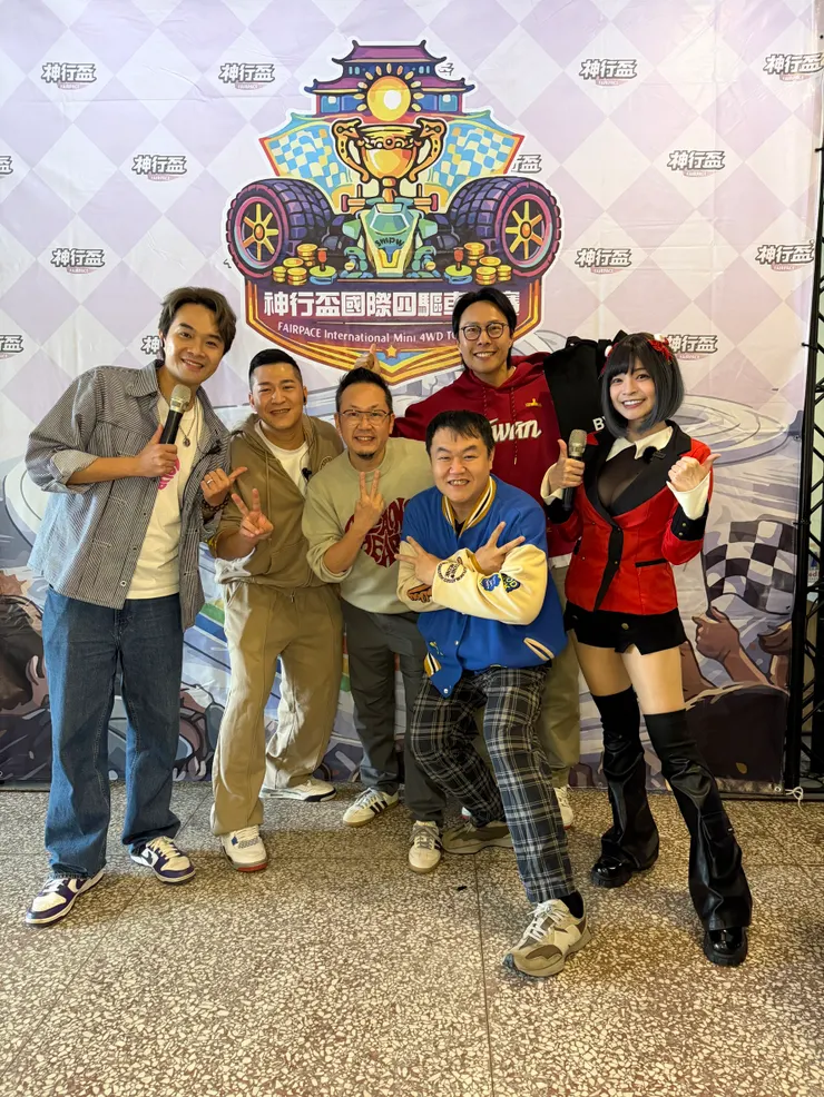 ▲（由左至右）柯大堡、草爺砸重金，斥資七位數，舉辦第一屆「神行盃國際四驅車大賽」文化總會秘書長李厚慶、youtube「看你老墓」司徒建銘、港仔台爸張啟樂、郭鬼鬼都前來力挺。