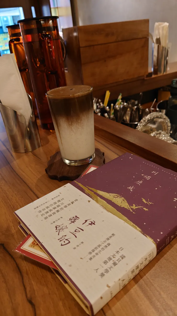 昭和風咖啡廳吧台一隅,焙茶牛奶與川端康成名著—— 《伊豆的舞孃》