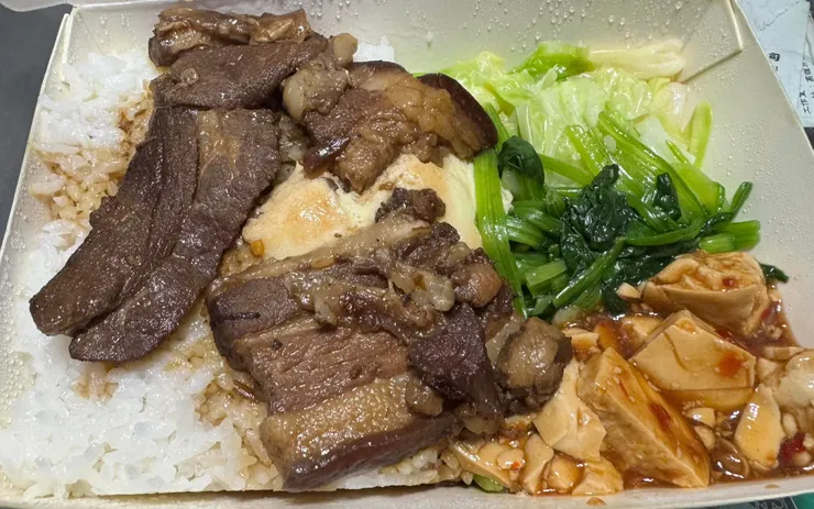 老周燒肉飯，但我買焢肉🤣🤣我覺得還是碳烤烤雞腿比較好吃😋