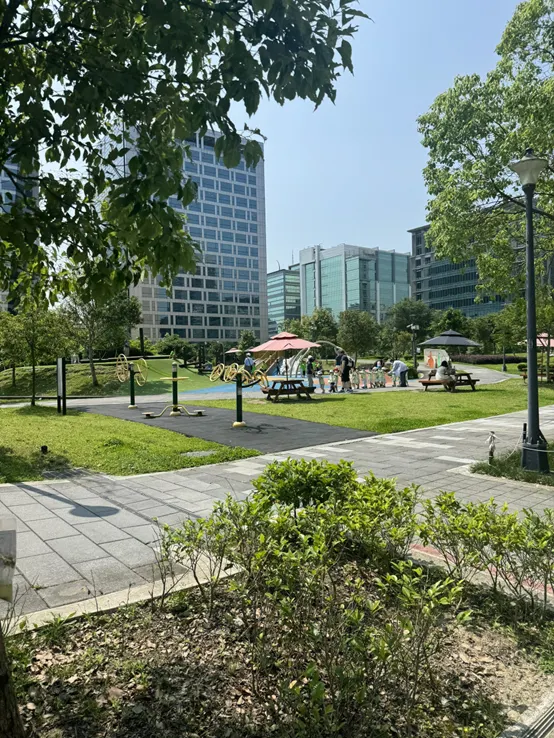 世界真美好! 創世記1:31 神看祂所造的一切都很好