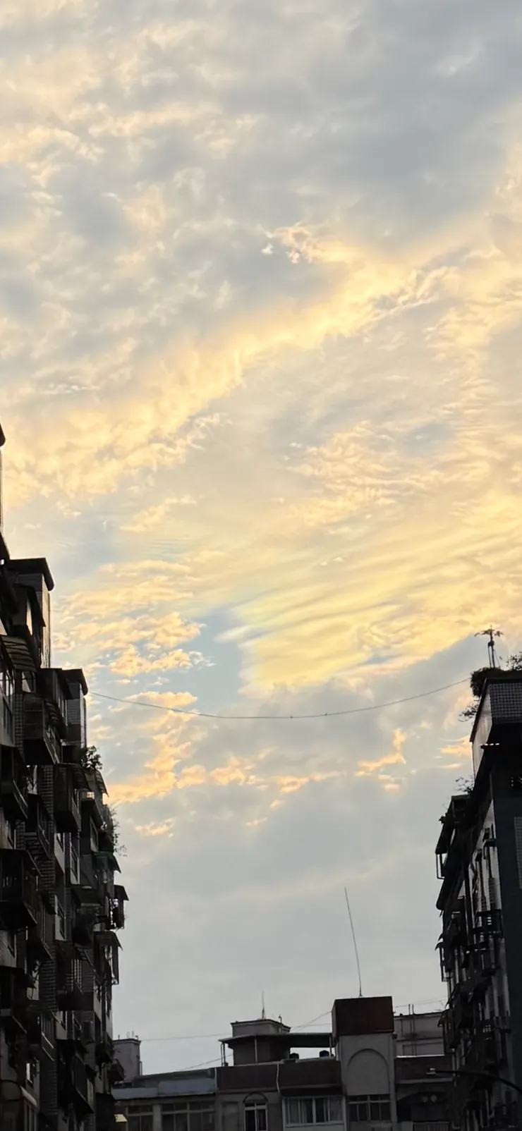 返家時，看到了夕陽彩雲