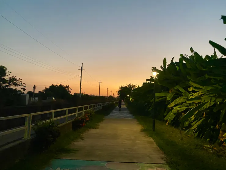 天空被染成橘黃色，再慢慢夜深🌚
