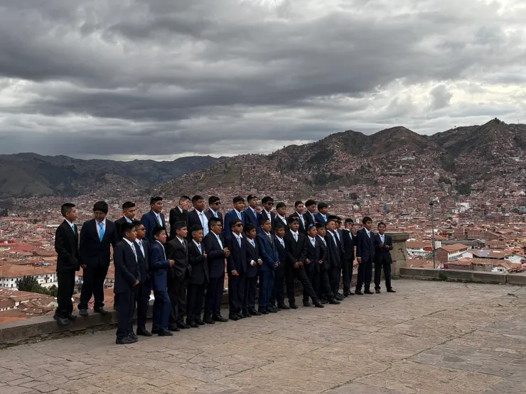 遇到一群在拍團體照的小朋友們