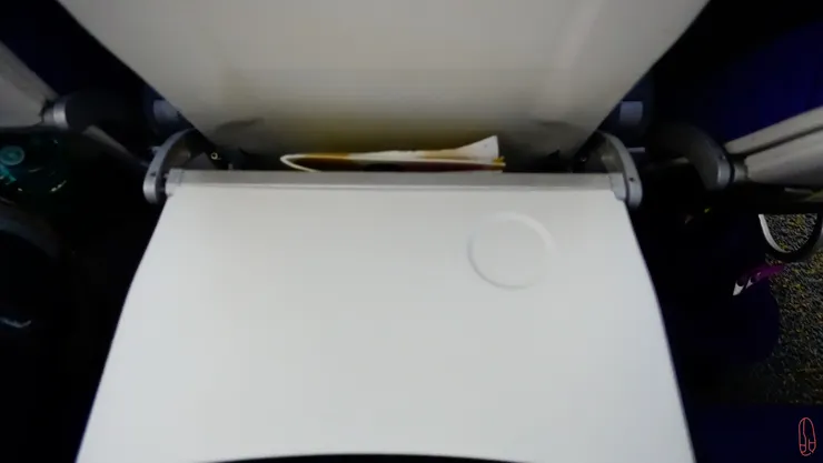 因為椅背無螢幕，所以使用非折疊式的餐盤