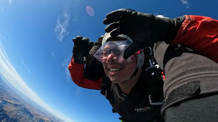 風實在是太大了，要比愛心結果雙手合不起來...