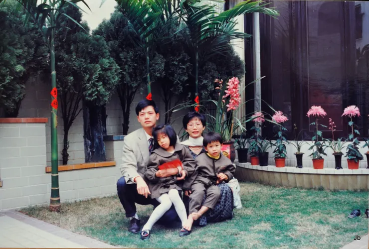 估計1996年初的春節，當然仍要觀察一下背後柏樹的高度。這裡還有個插曲，看到那3棵檳榔樹了嗎？是老媽去大坑登山時撿了果實栽下的，它們一直長到3櫢高，連結了幾年果，後來或因顯衰敗，請人悉數砍去。