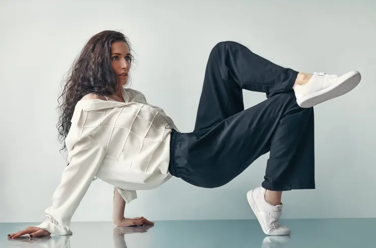 建議選擇磅數較高、具有垂墜感的混紡棉質布料。這種布料能支撐起褲子的形狀,而不是順著肉的形狀走。圖/123RF圖庫