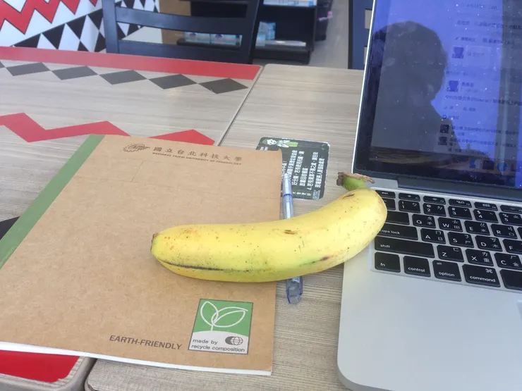 在蘭嶼椰油部落的7-11跟阿姨聊天獲得香蕉一根