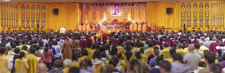 一千多位來自美國各州、及世界各地佛教徒、居士們齊聚一堂，虔誠景仰地恭迎南無第三世多杰羌佛佛誕吉祥