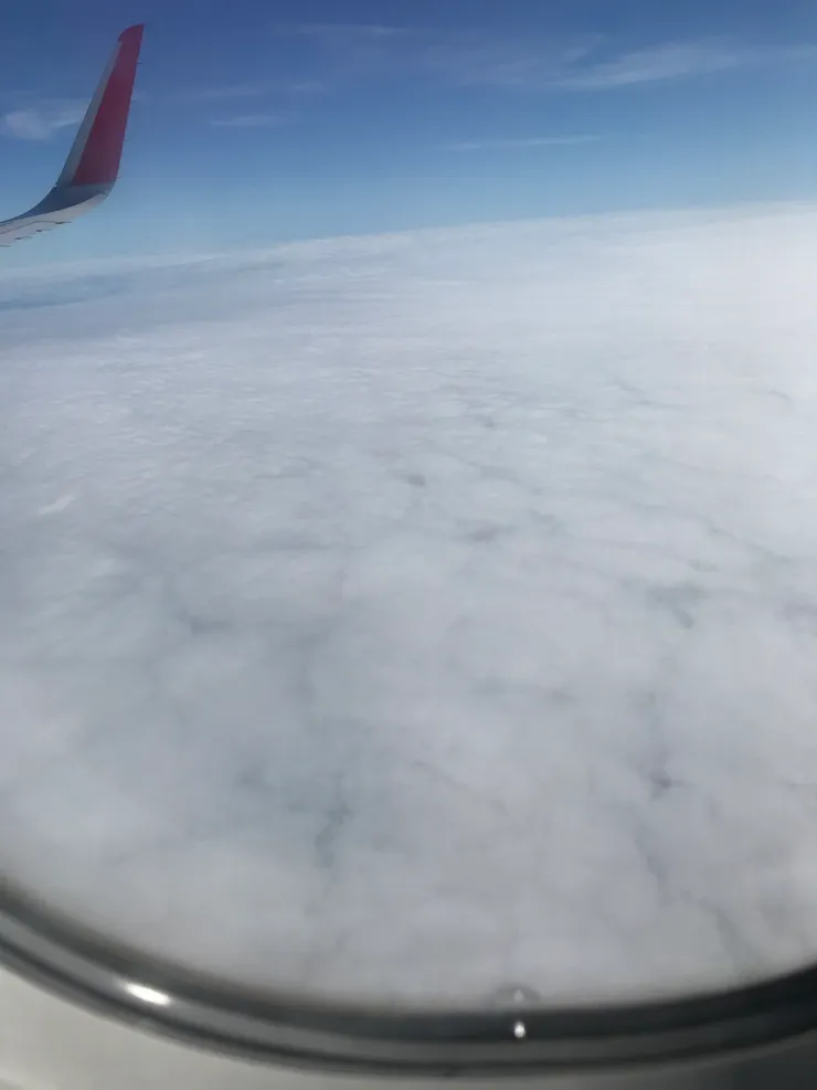 在三萬呎高空中我最喜歡看雲。聽說在這麼高的地方即使在下雨,雲層上還是陽光普照。