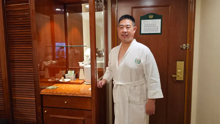 台北長榮桂冠酒店的浴袍也很好看!浴袍上有一個長榮集團和長榮桂冠酒店logo!