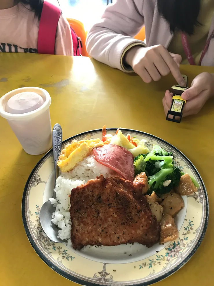 排骨便當，附一杯紅茶，在台中已經沒看過這種杯子了