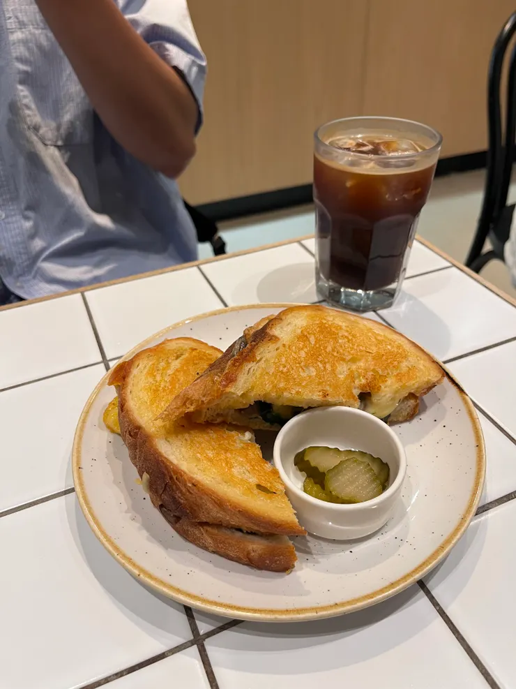 蘑菇熔岩起司三明治  290元