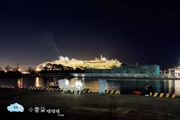 夜晚停靠高雄港閃閃發亮的郵輪