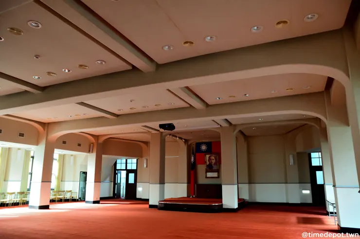 大禮堂天花板採用桁架支撐，製造廣大的集會空間 