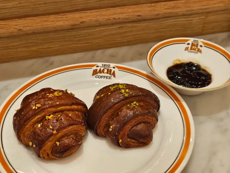 (左：非洲之王咖啡香蕉；右：開心果可頌)