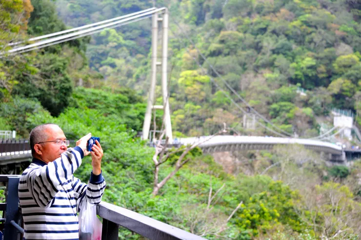 【斌男取景中,背景為山月吊橋。】
