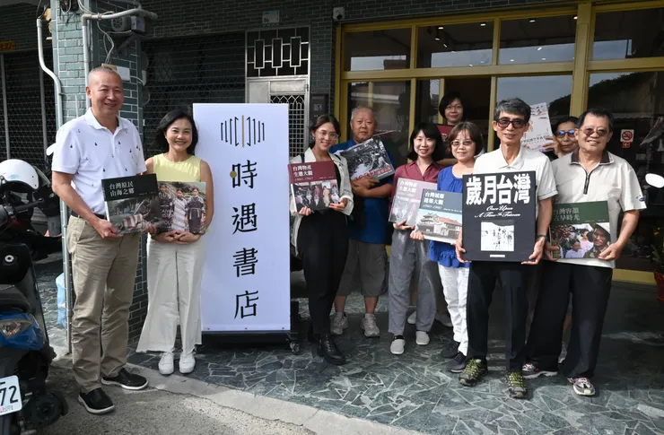 時遇書店開幕沙龍在各界協力下圓滿,大家一起拿著講師團隊的出版品合影。