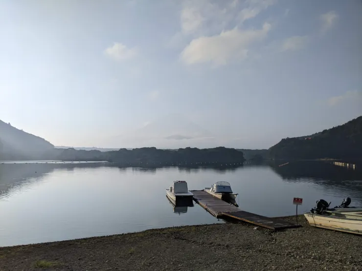 有看到嗎？遠方若隱若現的富士山XD