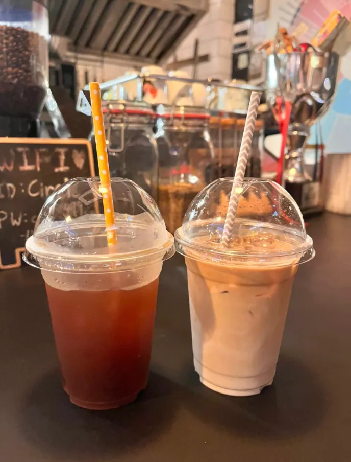 Dog99的美式與拿鐵，還有可愛的紙吸管（不過要快點喝完，不然吸管會爛掉）