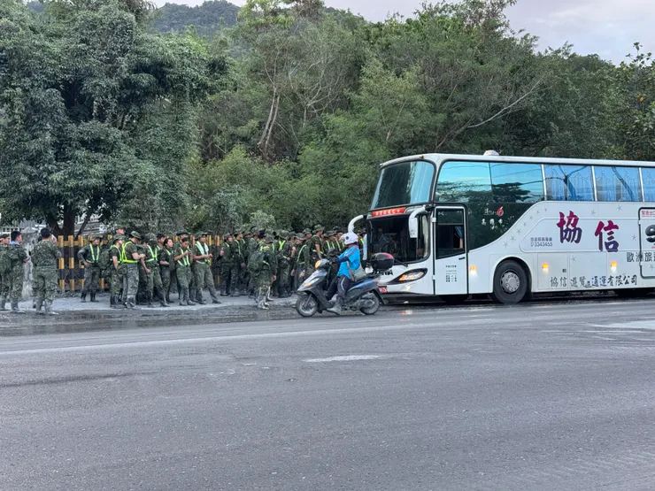 卸下軍隊的遊覽車