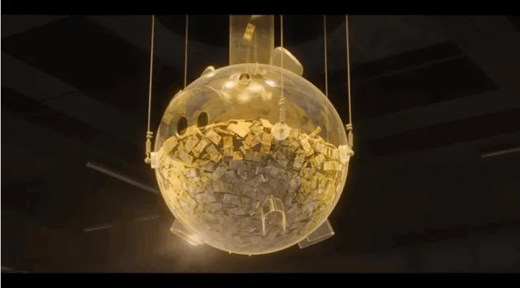 一開始參加保險顧客投入一筆金額進去撲滿，等哪天發生意外，經過公司核可後取出一筆錢