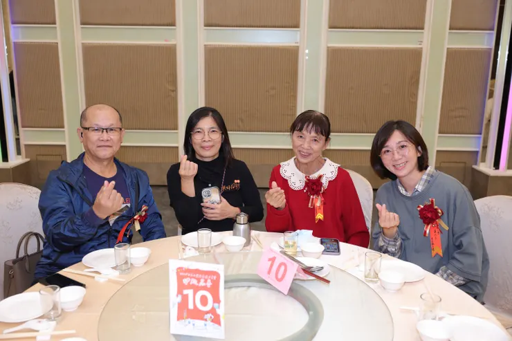 志工餐敘，凝聚情感。