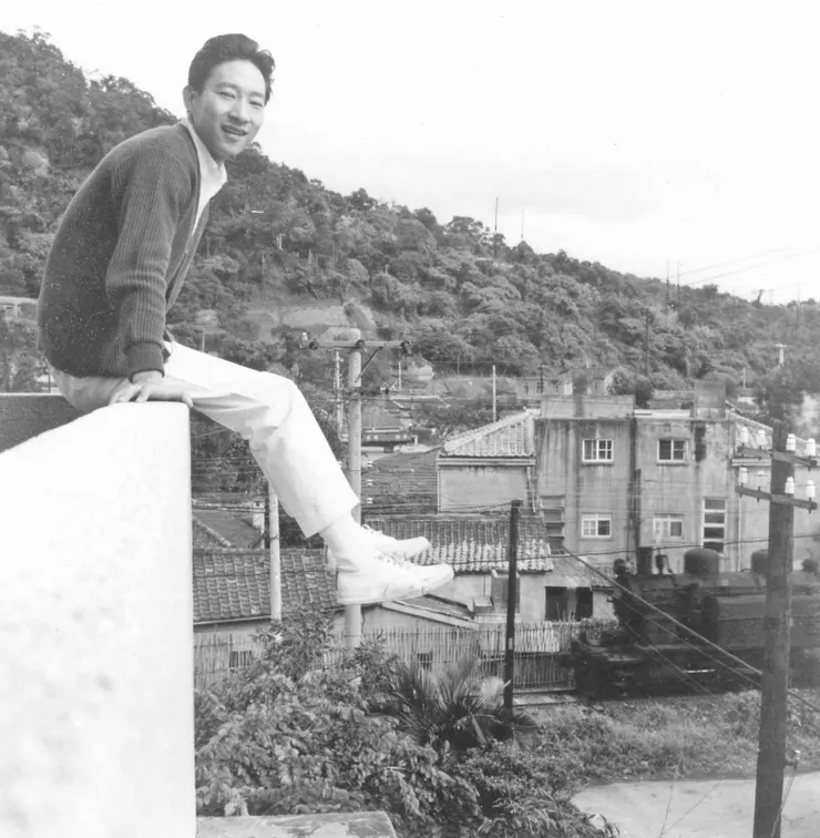 又一張從陽台拍的照片，這次拍到一台蒸汽火車沿著鐵軌駛過。