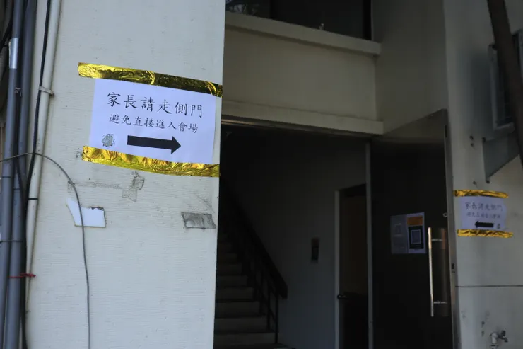 學生與來賓在一樓，家長及觀禮者在二樓