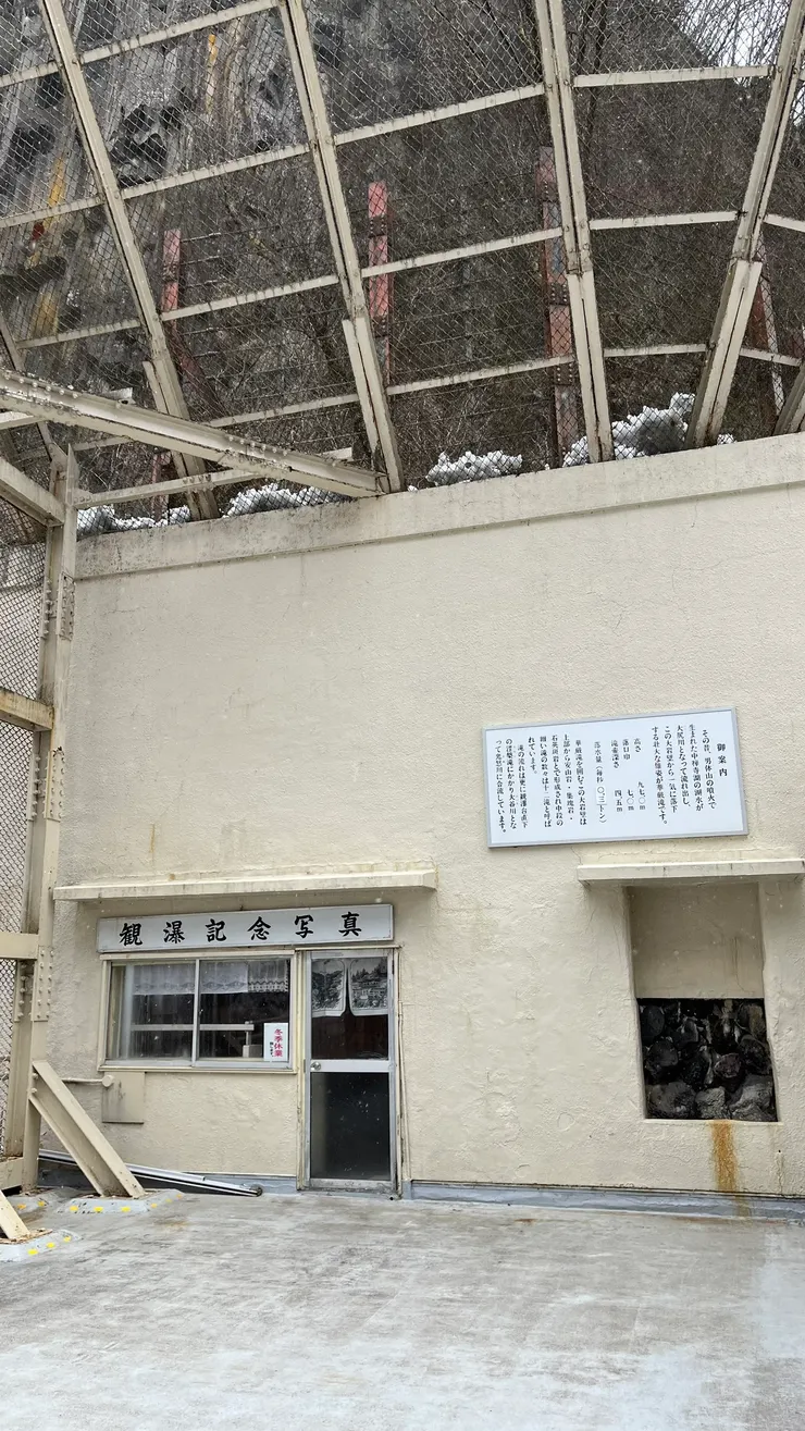 冬天大概是因為太冷，因此沒有在幫人拍照。