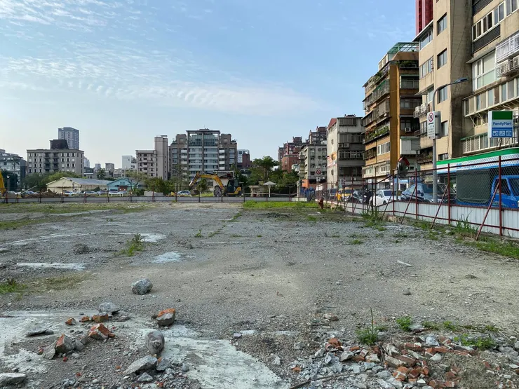 AIT信義路辦公室現今是一片空地，預計規劃為台北市立音樂圖書館。（2025年。筆者拍攝）