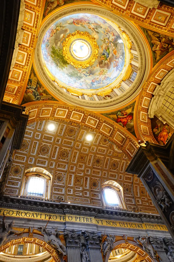 來聖彼得大教堂,脖子可能會很痠! 因為你要不時仰望、那無敵華麗的壯觀穹頂!