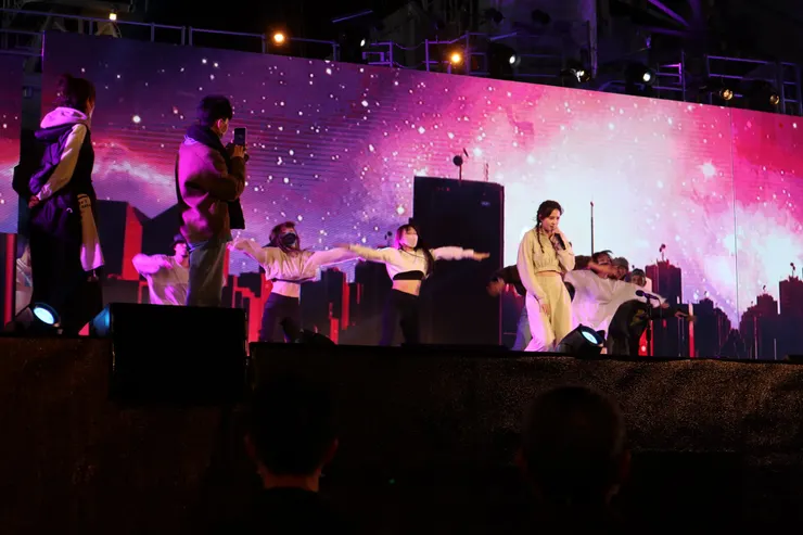 手持麥克風邊跳邊唱的安心亞