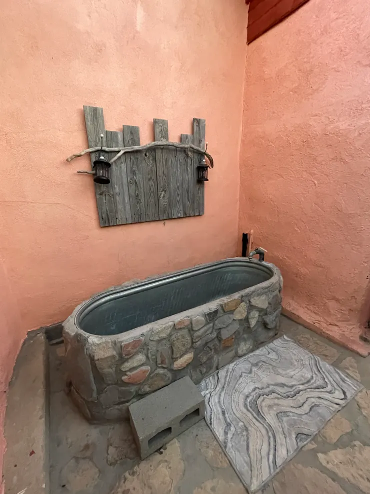 我們的私人湯屋，不過它是建在房間門外，晚上泡湯真是刺激、冷冽～