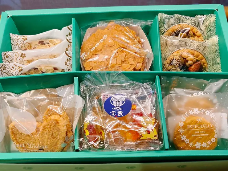 ▲宝泉門市自組點心禮盒，十分親民！（雪花餅、瓦片酥、堅果塔、蝴蝶酥、軟糖、布列塔尼）