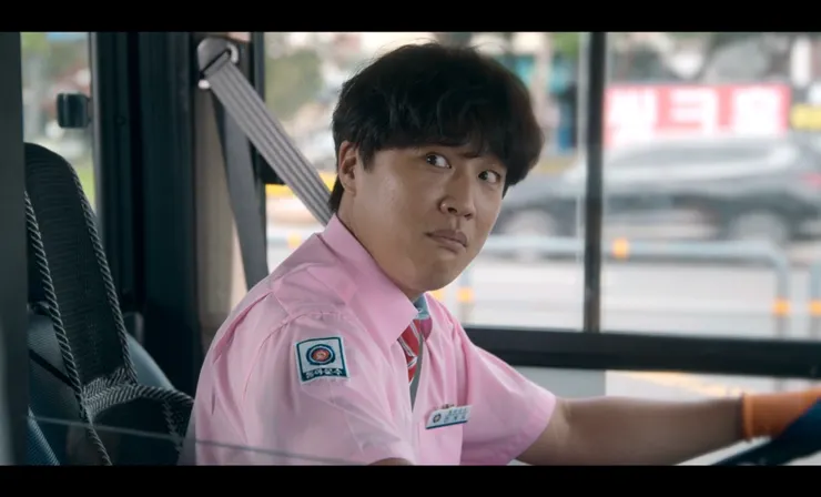 第一集,公車上張喜秀公車卡餘額不足,金奉皙提出幫忙付款。司機大叔全啟道調侃他:「很紳士喔。」